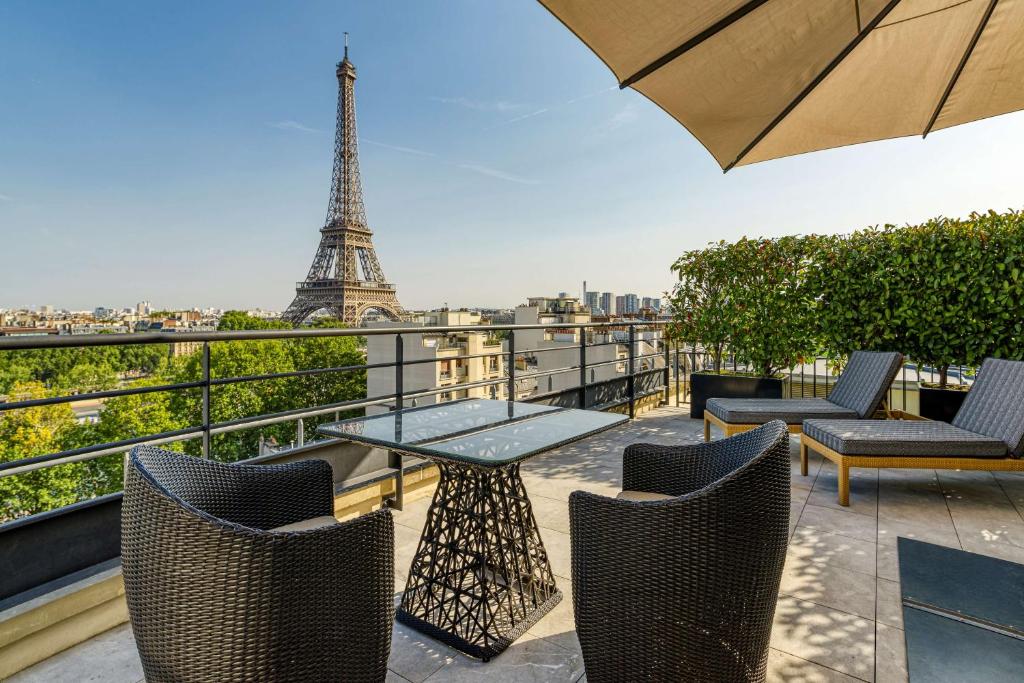 Immerse yourself in luxury and convenience with our 4-star hotels, strategically located near the iconic landmarks of Paris for an enchanting experience.